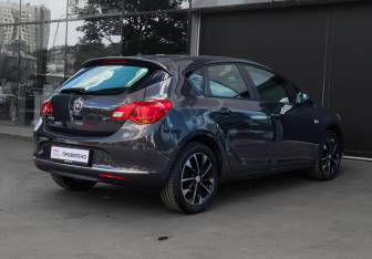 Подержанный автомобиль Opel Astra Hatchback 2012 года (4 фото)