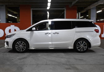 Подержанный автомобиль Kia Carnival 2018 года (8 фото)