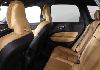 Подержанный автомобиль Volvo XC60 2019 года (12 фото)
