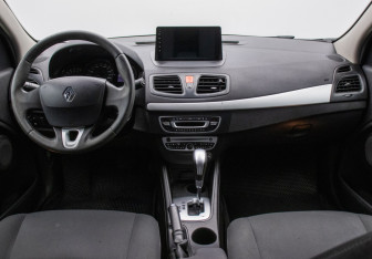 Подержанный автомобиль Renault Fluence 2011 года (13 фото)