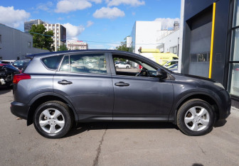 Подержанный автомобиль Toyota RAV4 2015 года (4 фото)