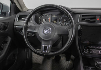 Подержанный автомобиль Volkswagen Jetta Sedan 2012 года (15 фото)