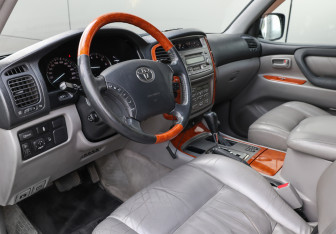 Подержанный автомобиль Toyota Land Cruiser Suv 2007 года (17 фото)