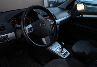 Подержанный автомобиль Opel Astra Hatchback 2011 года (12 фото)