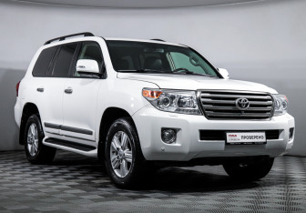 Подержанный автомобиль Toyota Land Cruiser Suv 2013 года (3 фото)