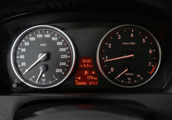 Подержанный автомобиль BMW X5 2010 года (12 фото)