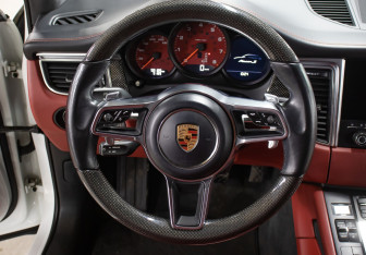 Подержанный автомобиль Porsche Macan 2017 года (17 фото)