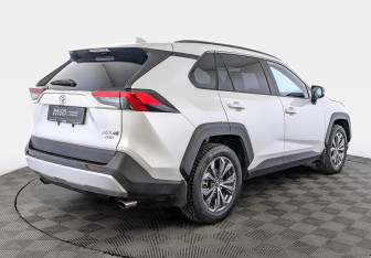 Подержанный автомобиль Toyota RAV4 2024 года (5 фото)