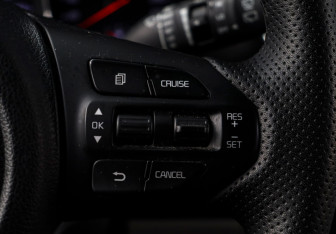 Подержанный автомобиль Kia Carnival 2020 года (15 фото)