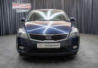 Подержанный автомобиль Kia Ceed Hatchback 2010 года (2 фото)