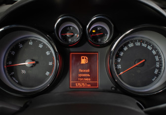 Подержанный автомобиль Opel Astra Wagon 2014 года (12 фото)