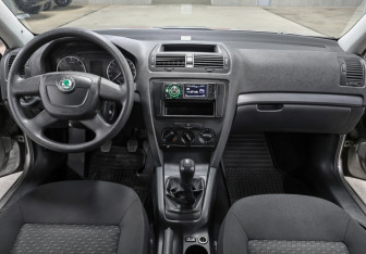 Подержанный автомобиль Skoda Octavia Liftback 2011 года (13 фото)