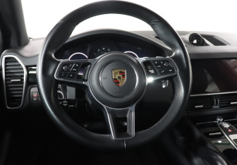 Подержанный автомобиль Porsche Cayenne 2021 года (18 фото)