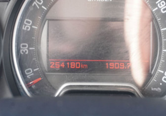 Подержанный автомобиль Citroen C5 Sedan 2011 года (14 фото)
