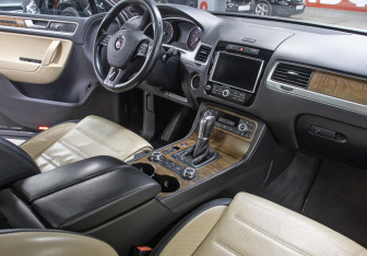 Подержанный автомобиль Volkswagen Touareg 2014 года (9 фото)
