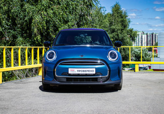 Подержанный автомобиль MINI Hatch 2021 года (2 фото)