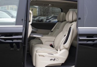 Подержанный автомобиль Voyah Dream 2023 года (10 фото)