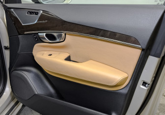 Подержанный автомобиль Volvo XC90 2017 года (24 фото)