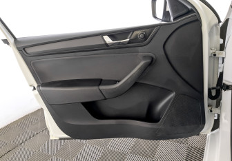 Подержанный автомобиль Skoda Rapid Liftback 2017 года (19 фото)