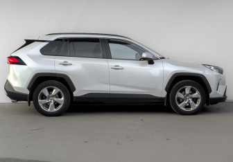 Подержанный автомобиль Toyota RAV4 2021 года (4 фото)