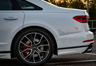 Подержанный автомобиль Audi S8 2020 года (44 фото)