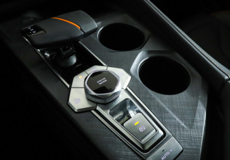 Подержанный автомобиль Changan UNI-V 2023 года (17 фото)