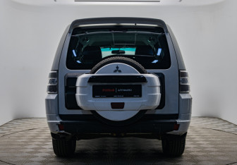 Подержанный автомобиль Mitsubishi Pajero 2012 года (4 фото)
