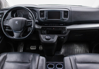 Подержанный автомобиль Peugeot Traveller 2018 года (12 фото)