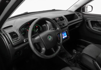 Подержанный автомобиль Skoda Fabia Hatchback 2009 года (7 фото)