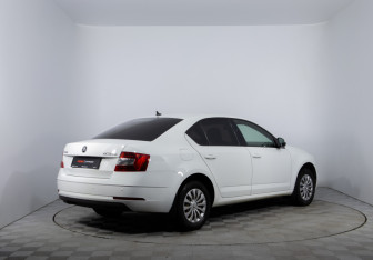 Подержанный автомобиль Skoda Octavia Liftback 2020 года (5 фото)