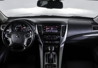 Подержанный автомобиль Mitsubishi Pajero Sport 2017 года (14 фото)