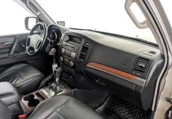 Подержанный автомобиль Mitsubishi Pajero 2008 года (11 фото)