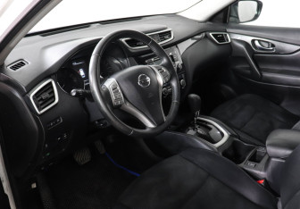 Подержанный автомобиль Nissan X-Trail 2017 года (9 фото)