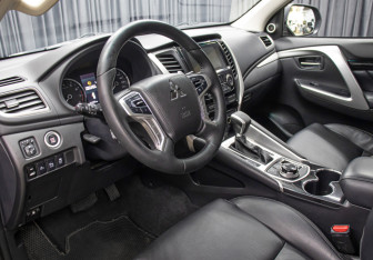 Подержанный автомобиль Mitsubishi Pajero Sport 2020 года (16 фото)