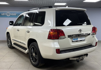 Подержанный автомобиль Toyota Land Cruiser Suv 2014 года (7 фото)
