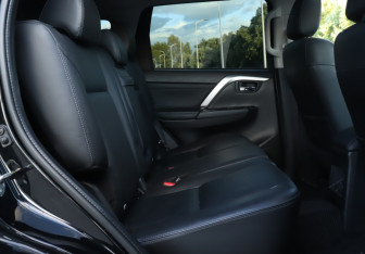 Подержанный автомобиль Mitsubishi Montero Sport 2023 года (10 фото)