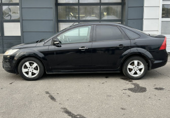 Подержанный автомобиль Ford Focus Sedan 2011 года (8 фото)