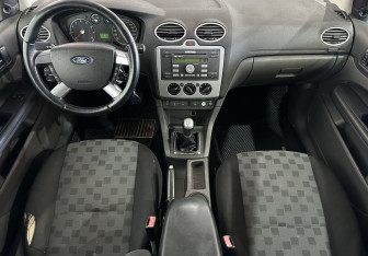 Подержанный автомобиль Ford Focus Hatchback 2005 года (9 фото)