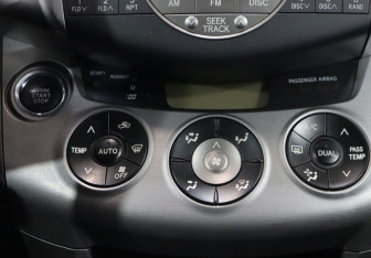 Подержанный автомобиль Toyota RAV4 2007 года (20 фото)