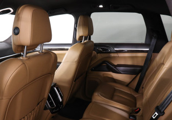 Подержанный автомобиль Porsche Cayenne 2014 года (12 фото)