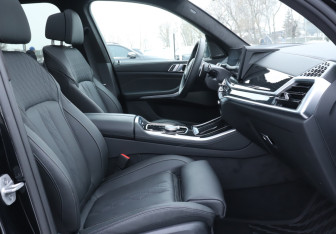 Подержанный автомобиль BMW X5 2025 года (9 фото)