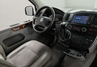 Подержанный автомобиль Volkswagen Multivan 2006 года (10 фото)