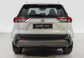 Подержанный автомобиль Toyota RAV4 2020 года (6 фото)