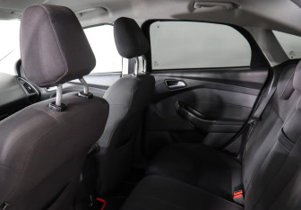 Подержанный автомобиль Ford Focus Hatchback 2012 года (12 фото)