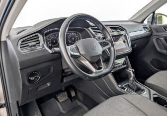 Подержанный автомобиль Volkswagen Tiguan 2021 года (16 фото)