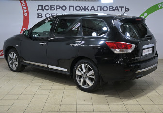 Подержанный автомобиль Nissan Pathfinder 2016 года (6 фото)