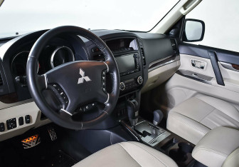 Подержанный автомобиль Mitsubishi Pajero 2014 года (10 фото)