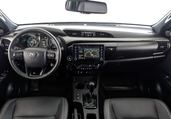 Подержанный автомобиль Toyota Hilux 2021 года (14 фото)