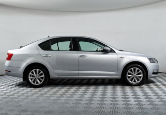 Подержанный автомобиль Skoda Octavia Liftback 2019 года (4 фото)