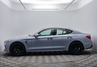 Подержанный автомобиль Genesis G70 2019 года (8 фото)